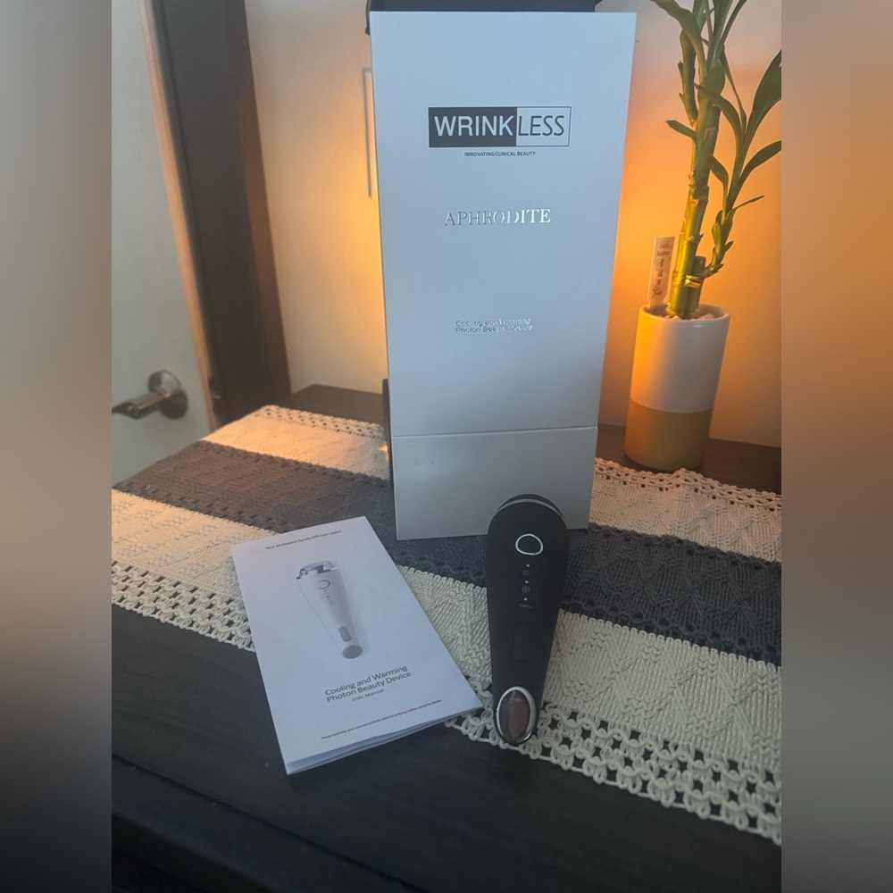 L’Core Aphrodite Wrinkless Cooling Warming & Cooling Photon Beauty Device